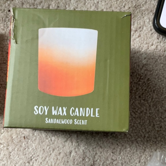 NIB soy wax candle-sandalwood scent - Picture 4 of 5